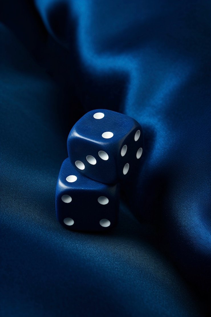 Pengalaman permainan dealer langsung dengan meja blackjack dan antarmuka obrolan pemain